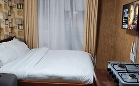 Lovely & Cozy Compact Studio Near Airport With Rooftop View
